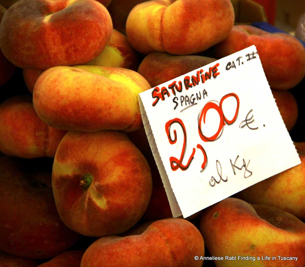 Saturnine peaches on sale in Tuscany on a weekly market